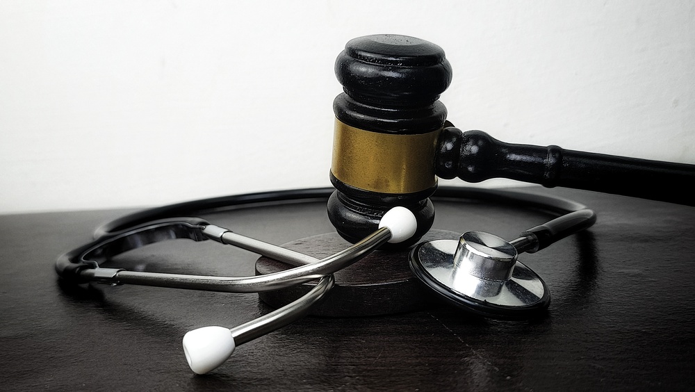 judge-gavel-and-stethoscope-representing-medical-malpractice